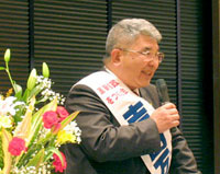 お話しする吉田万三さん
