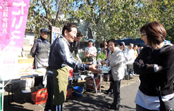 山崎区議とお話がはずみました。