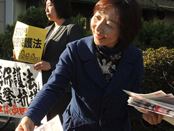 ビラを配る山崎たい子区議