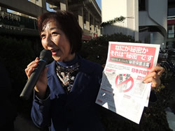 マイクで宣伝する山崎たい子区議