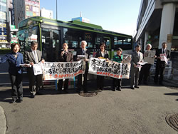 9名の区議団勢揃いで、王子駅北口にて宣伝