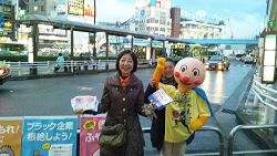 王子駅北口にて、宇都宮けんじさん応援の宣伝