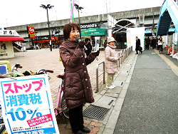 朝の宣伝中の山崎たい子区議