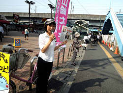 王子駅中央口宣伝の山崎たい子区議
