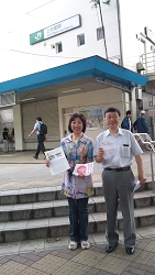 山崎たい子区議(左)と本田正則区議