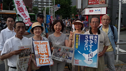 王子駅中央口前にて、山崎たい子区議と地域の皆さんと宣伝。
