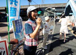 王子駅前宣伝中の山崎たい子区議