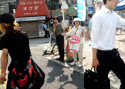 王子駅宣伝中の山崎たい子区議