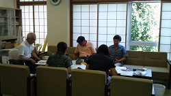 会議中の山崎たい子区議と日本共産党北区議員団