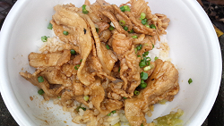 「肉丼」