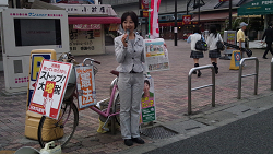 王子駅前朝宣伝の山崎たい子区議