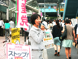王子駅前朝宣伝の山崎たい子区議
