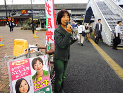 10/7王子駅前にて朝の駅頭報告。山崎たい子区議
