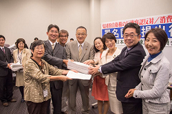 消費税増税反対、集団的自衛権行使容認反対の署名を渡す日本共産党北区議員団