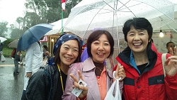 山崎たい子区議(中央)、紙智子参議院議員(右)。