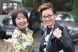 山崎たい子区議(左)、池内さおりさん