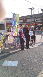 山崎たい子区議（中央）と池内さおり衆院12区・比例代表予定候補（手前）