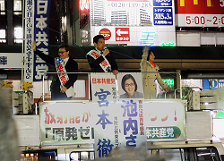 王子駅にて、池内さおりさん、宮本徹さん、ふたりの衆院東京ブロック比例予定候補と山崎たい子区議