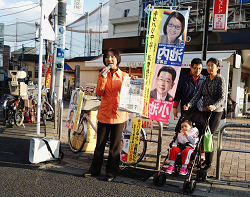 王子駅宣伝中の山崎たい子区議