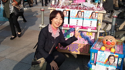 赤羽駅東口。池内さおりデコと山崎たい子区議