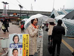 王子駅宣伝中の山崎たい子区議