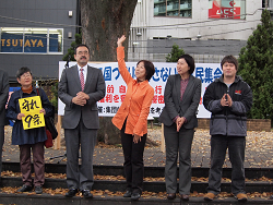 「戦争する国づくりを許さない北区民集会」参加の山崎たい子区議（中央）と（左から）さがらとしこ区議、のの山けん区議、永井とも子区議、福田光一区議