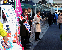 2014年12月3日王子駅中央口にて、池内さおり候補と共に、山崎たい子区議が通勤の皆さんへご挨拶