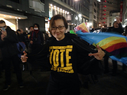 VOTE STOP FASCISMのＴシャツを着た池内さおり比例重複候補