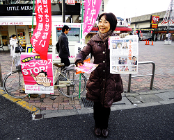 王子駅宣伝中の山崎たい子区議