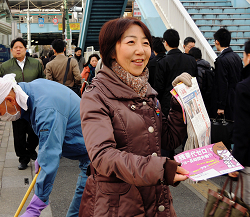 王子駅宣伝中の山崎たい子区議
