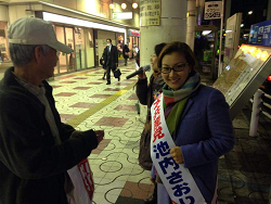 王子駅頭で　池内さおり参議院重複候補