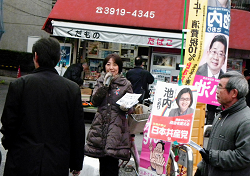 王子駅で検挙結果のご報告をする山崎たい子区議