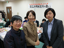 左さがらとしこ区議、中央山崎たい子区議、右ながいともこ区議