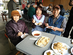 お餅を食べ笑顔の山崎たい子区議