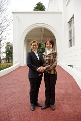右から、山崎たい子区議と池内さおり衆議院議員