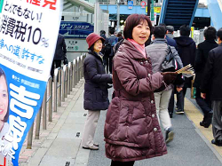 王子駅で宣伝中の山崎たい子区議
