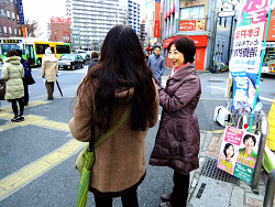 対話中の山崎たい子区議