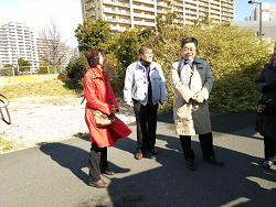 視察中の（左から）山崎たい子区議、小池晃参議院議員、福島宏紀区議