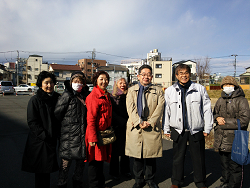 特別養護老人ホームの計画地だった場所の視察、右から２番目、小池晃参議院議員、一人置いて山崎たい子区議