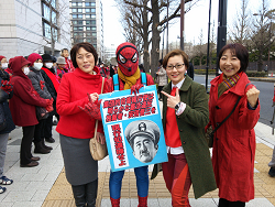 1、17ヒューマンチェーン 女の平和、右から山崎たい子区議、池内さおり衆議院議員、一人置いて田村智子参議院議員