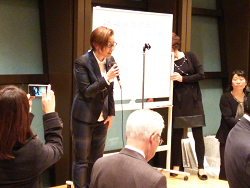 ご挨拶をする池内さおり衆議院議員