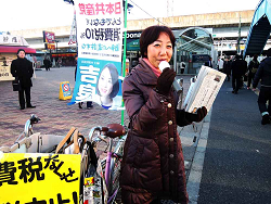 王子駅中央口で朝のご挨拶をする山崎たい子区議