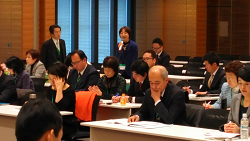 質問する山崎たい子区議