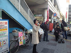 王子駅北口にて、集団的自衛権法制化・改憲ストップ！憲法いかした平和外交を訴え宣伝中の山崎たい子区議