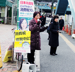王子駅中央口にて朝宣伝中の山崎たい子区議