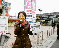 王子駅中央口にて朝宣伝中の山崎たい子区議