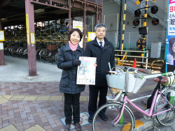 王子駅南口で、朝の駅頭報告をするそねはじめ都議と山崎たい子区議