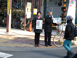 王子駅南口で、朝の駅頭報告をするそねはじめ都議と山崎たい子区議