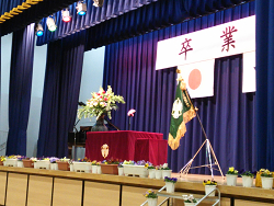 中学校の卒業式壇上