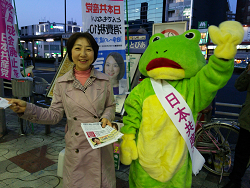 王子駅にて宣伝中の山崎たい子区議